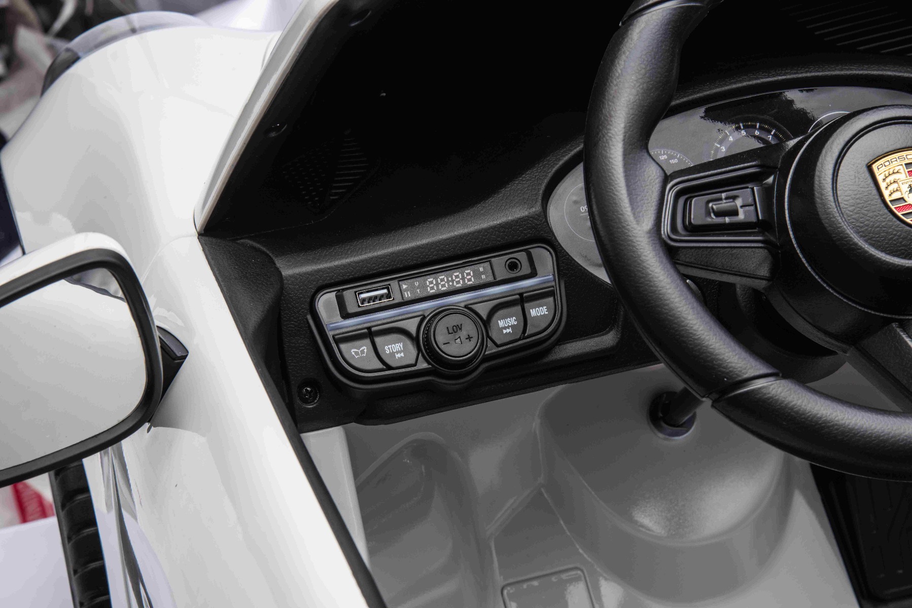 Multifunkčný panel na palubovke a volant