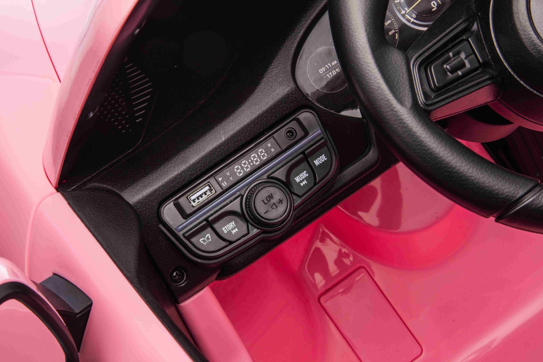 Multifunkčný panel na palubovke a volant